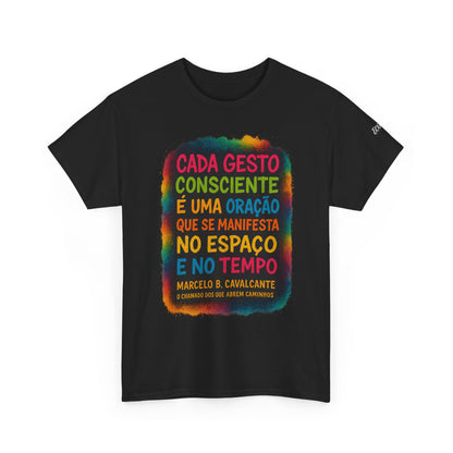 Camiseta Frase Filosófica “Cada gesto consciente é uma oração” – Algodão Premium Gildan 5000